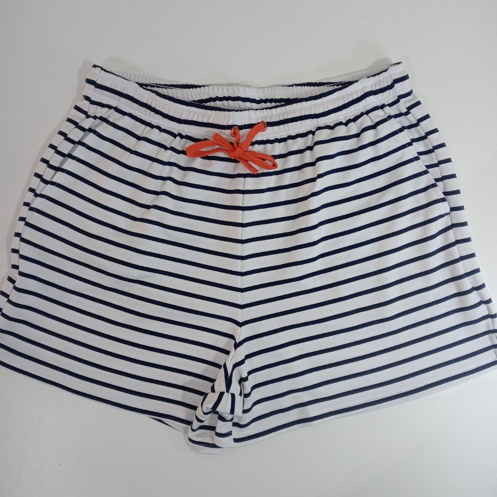 NWT Fabletics Womens Activewear Stretchy Pull On Shorts with Pockets Medium …
